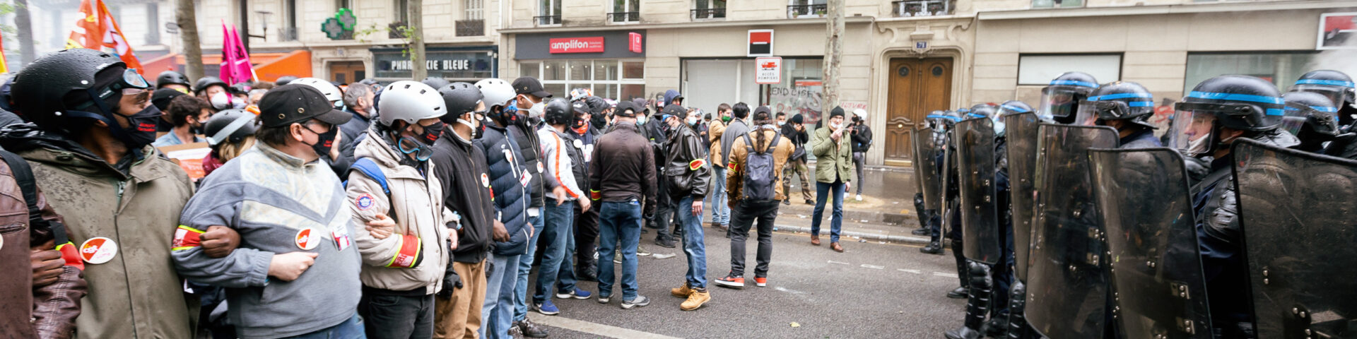 Un tete a tete entre la police et le service d ordre de la CGT. Manifestation parisienne du premier mai.