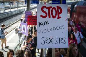 Pancarte Quai gare "stop aux violences sexistes"